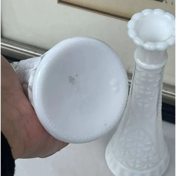 Vintage Collection Tall Milk Glass Single Stem Bud Vase White Sz 8" - Picture 7 of 8